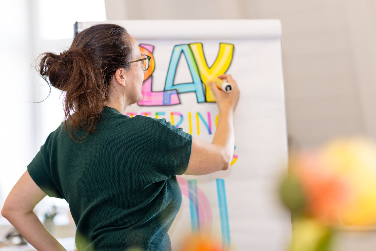 Lettering am Flipchart – ABC üben mit Brush- und Keilmarkern